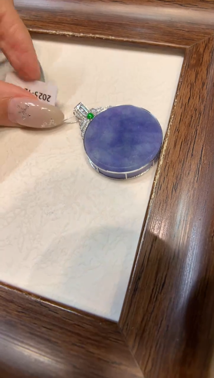 颈饰18K金镶嵌翡翠无事牌