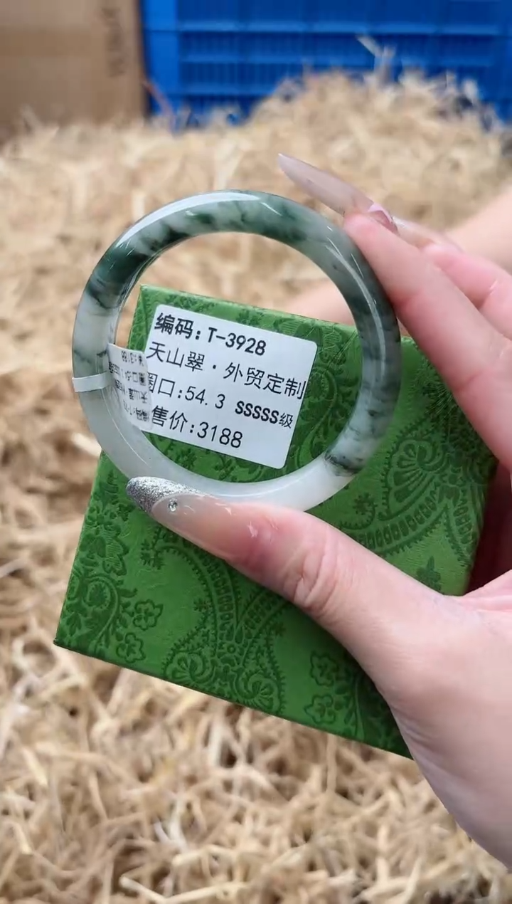 未镶嵌手镯石英质玉T-3928