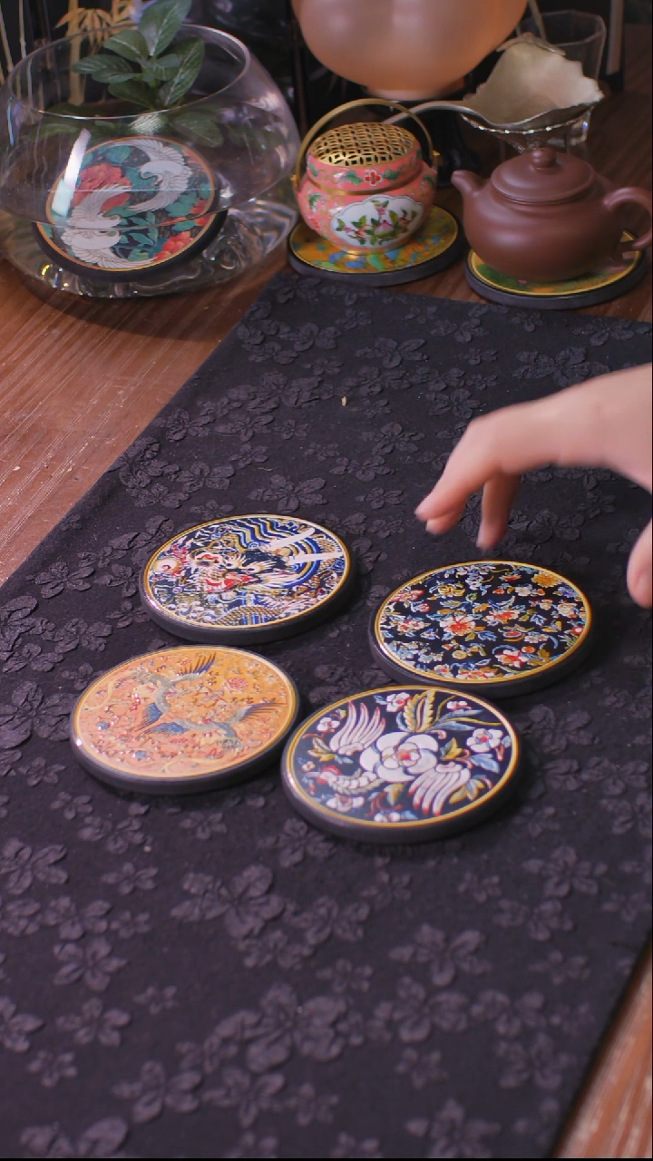 壹藏贰宝花龙戏凤图案杯垫一套