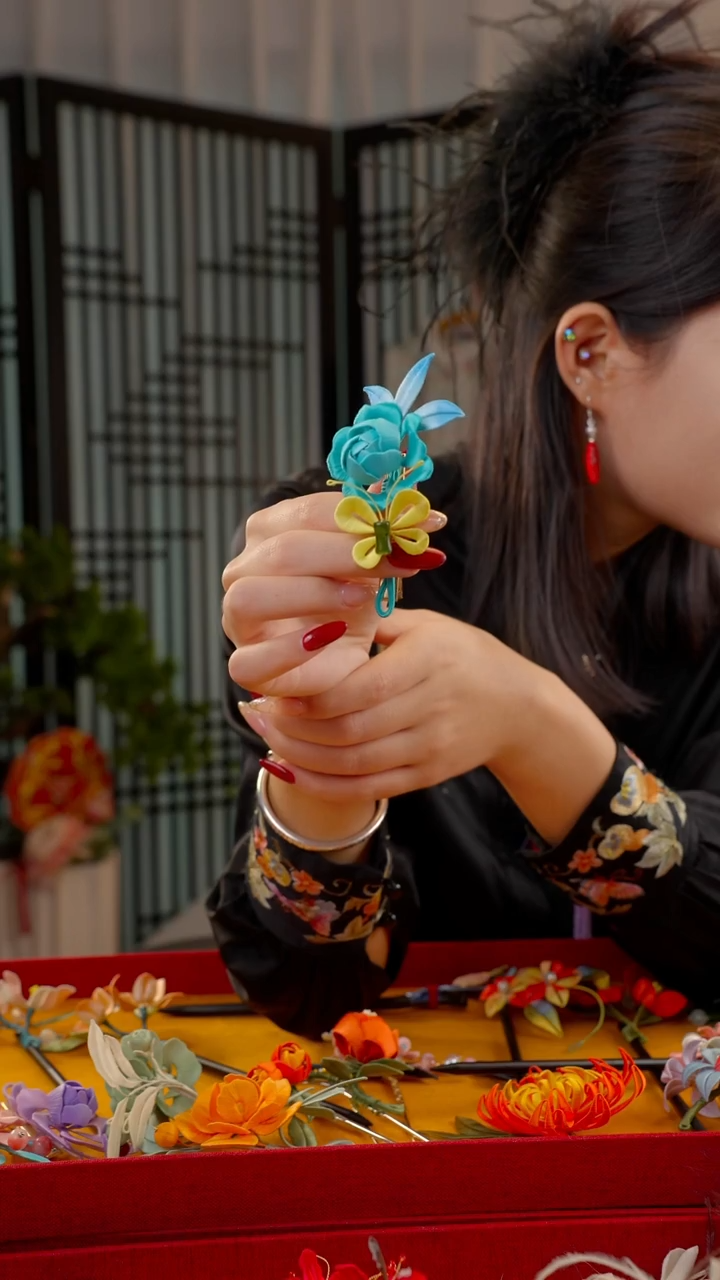 刺绣非遗绒花手工饰品