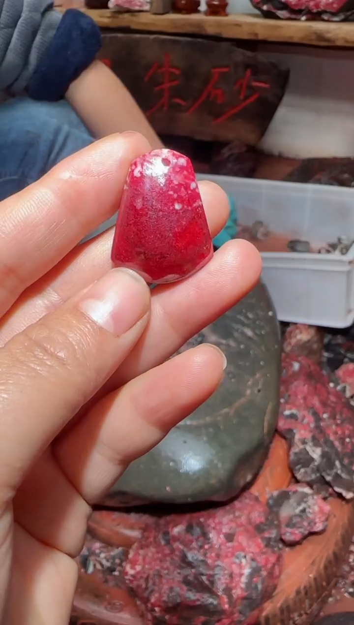 天然辰砂原矿吊坠25