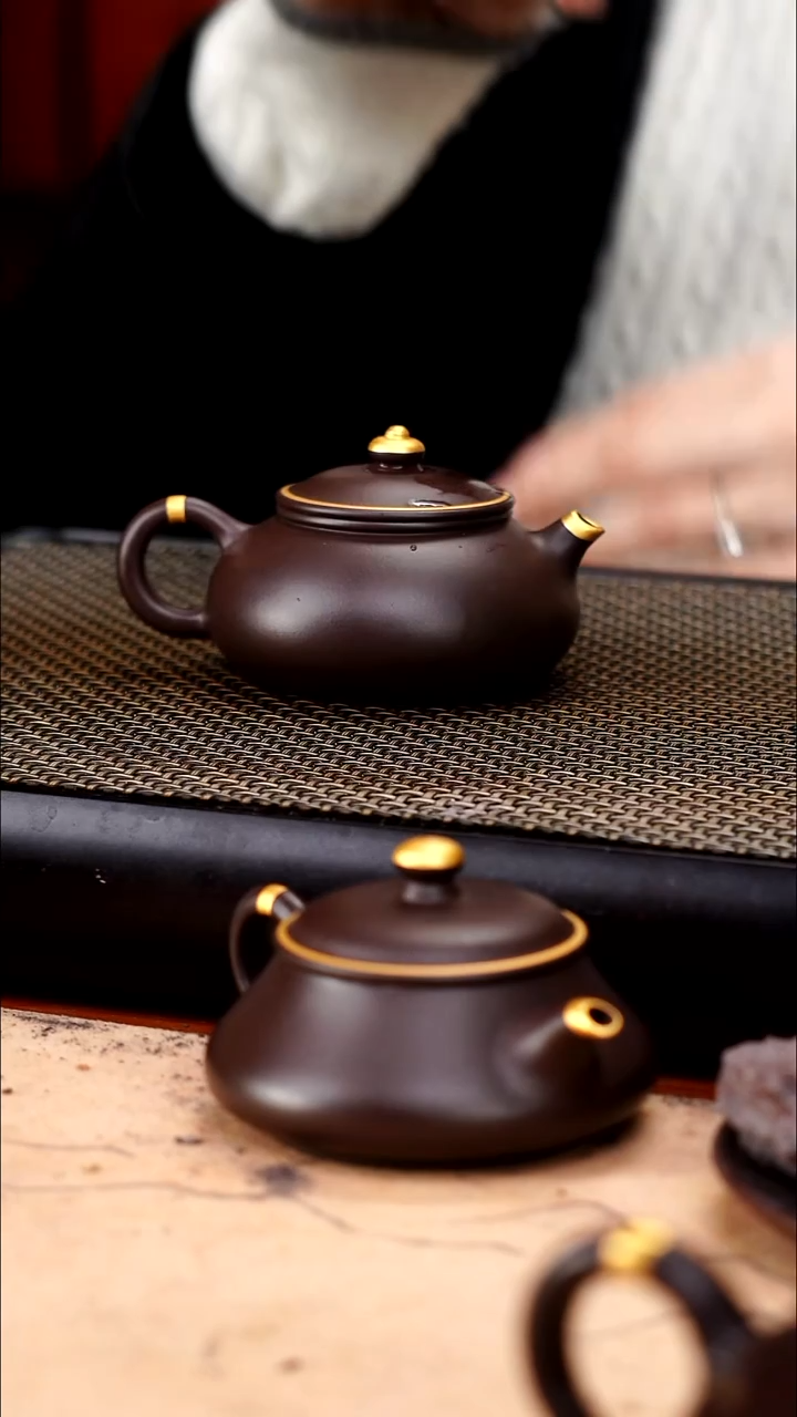 茶壶紫砂四号井茄皮紫泥描金寒江130cc