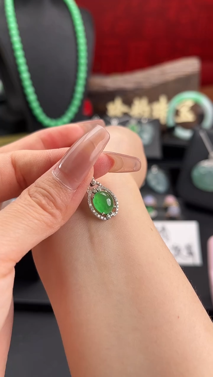 翡翠18K金镶嵌颈饰吊坠