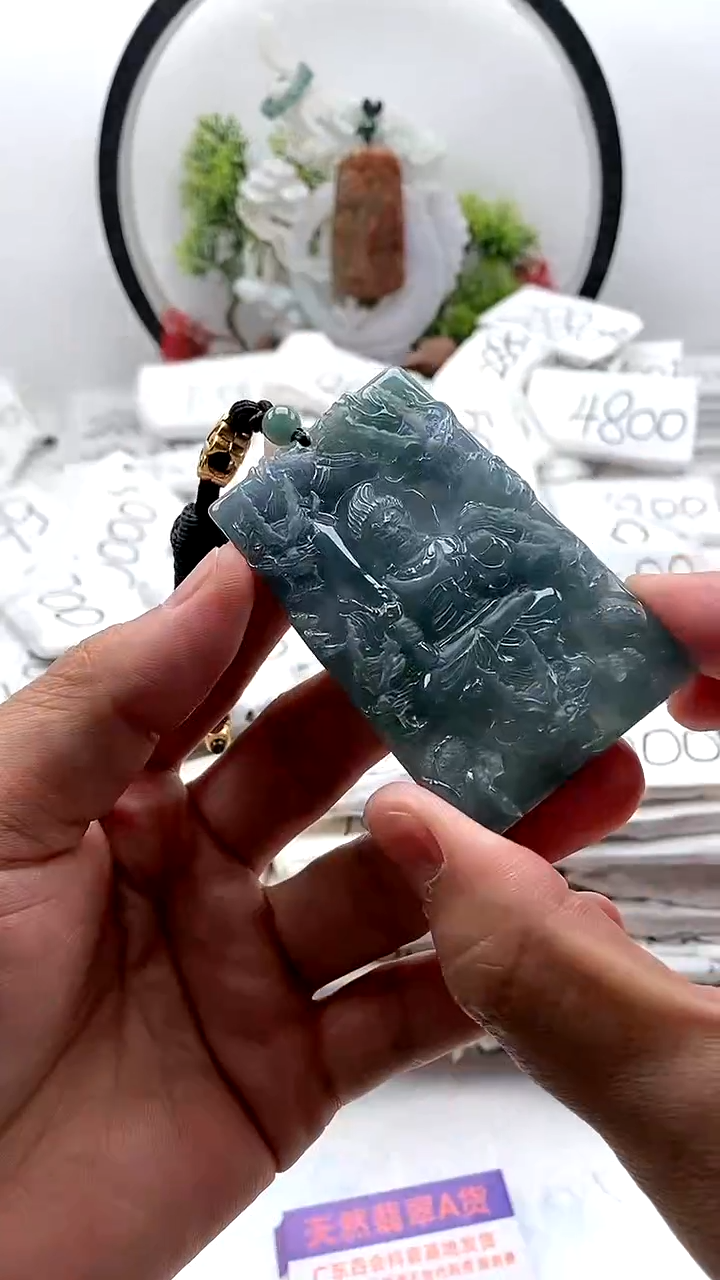 翡翠未镶嵌颈饰不动明王