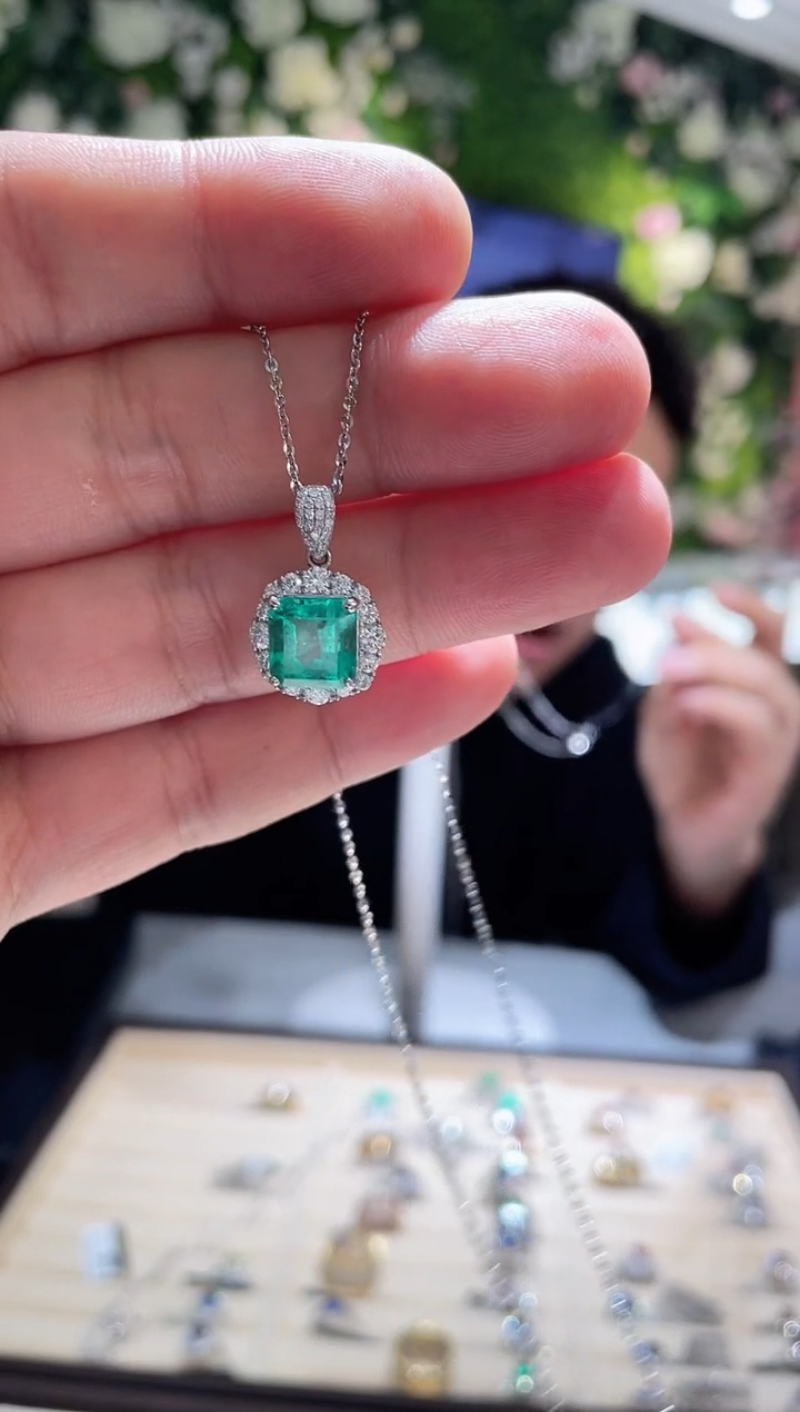 【闪购商品】祖母绿颈饰18K金镶嵌3.22ct