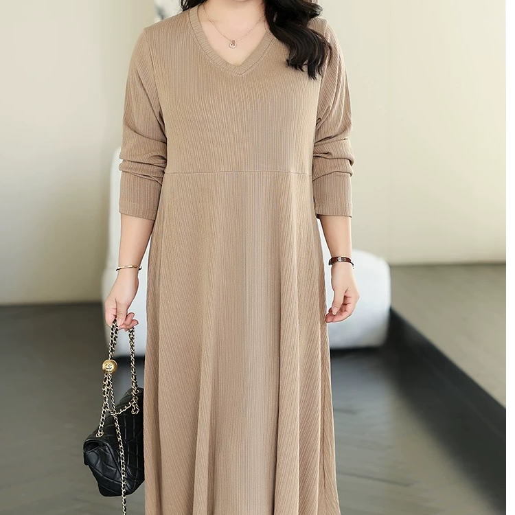 300斤特大码胖mm秋冬新款内搭加大舒适v领显瘦针织打底连衣裙2025