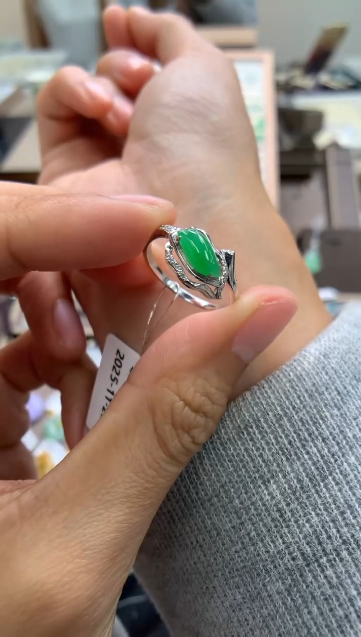 颈饰18K金镶嵌翡翠戒指