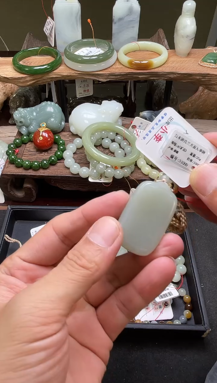 和田玉未镶嵌吊坠(不含链)且末青白 无事牌31089