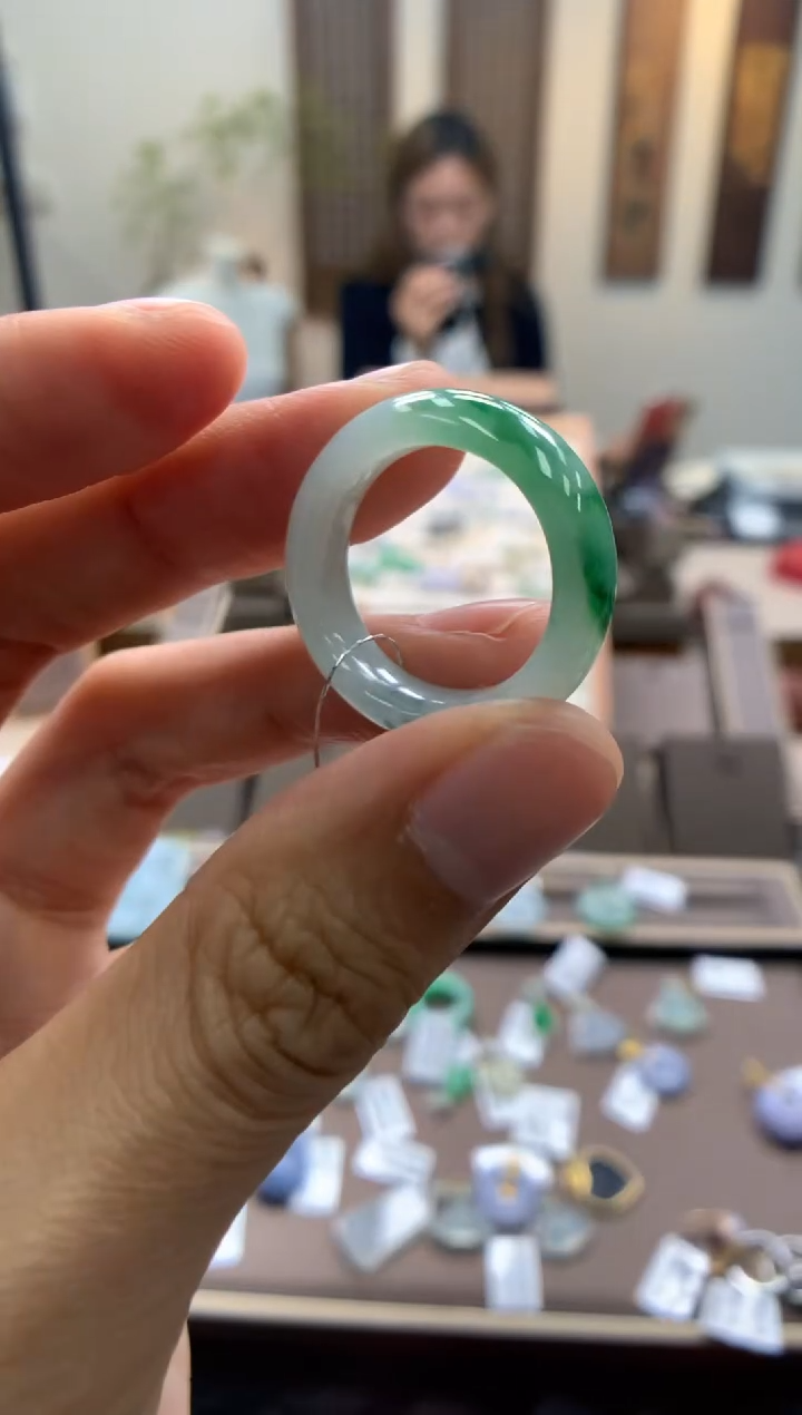 颈饰未镶嵌翡翠戒圈