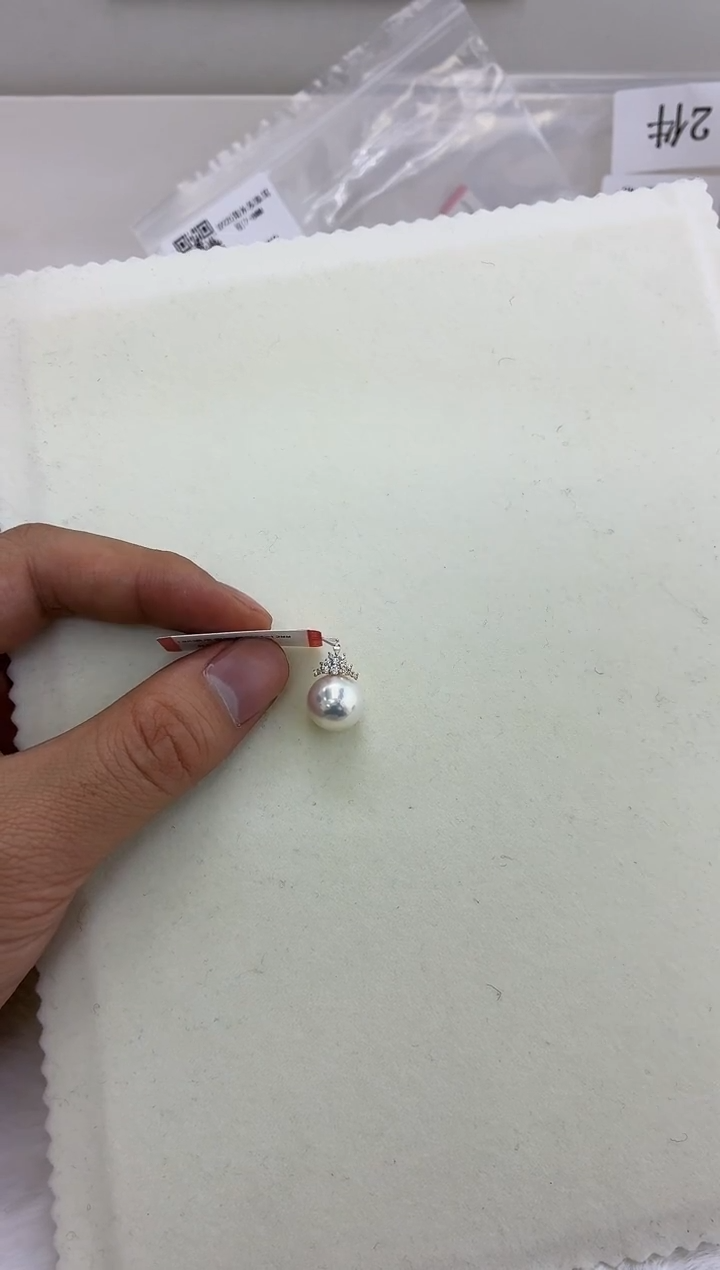 18K金镶嵌DA淡水珍珠曼塔吊坠11-12 BQ233