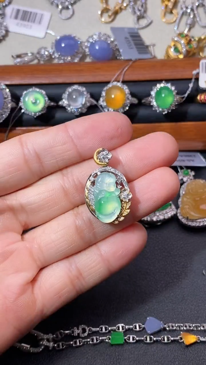 翡翠18K金镶嵌颈饰吊坠