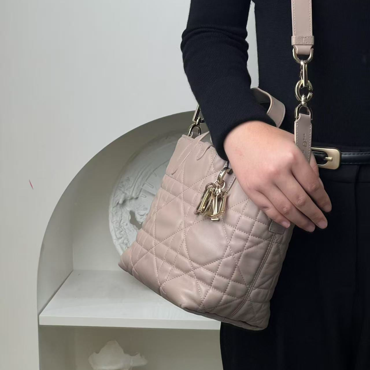 99新 DIOR/迪奥 toujours竖版小号奶茶色斜挎包/甄选