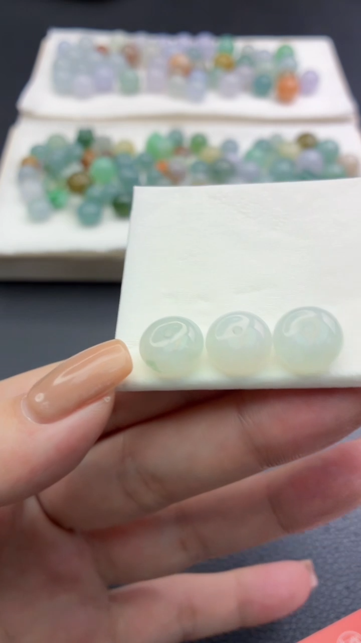 未镶嵌定制翡翠天****?珠子