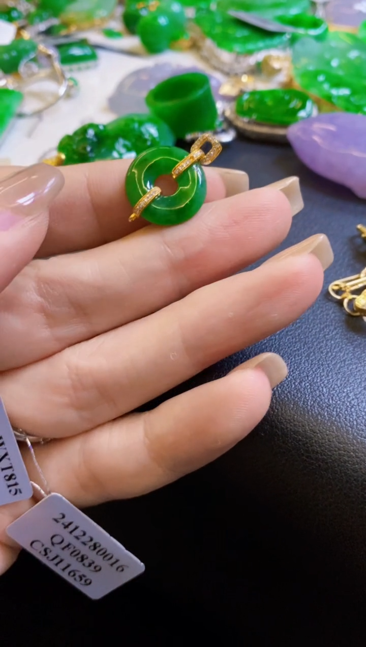 【闪购商品】定制翡翠18K金镶嵌吊坠