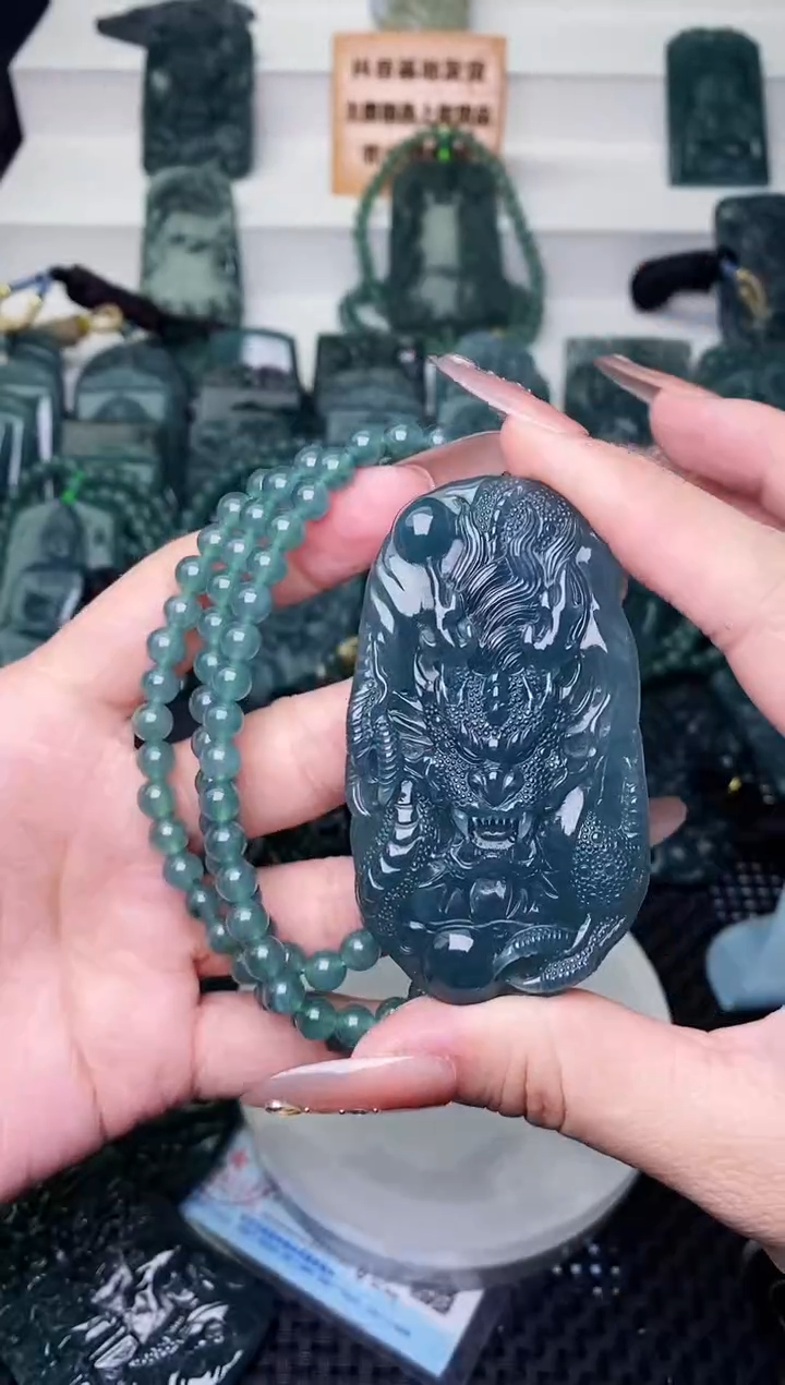 颈饰未镶嵌翡翠 