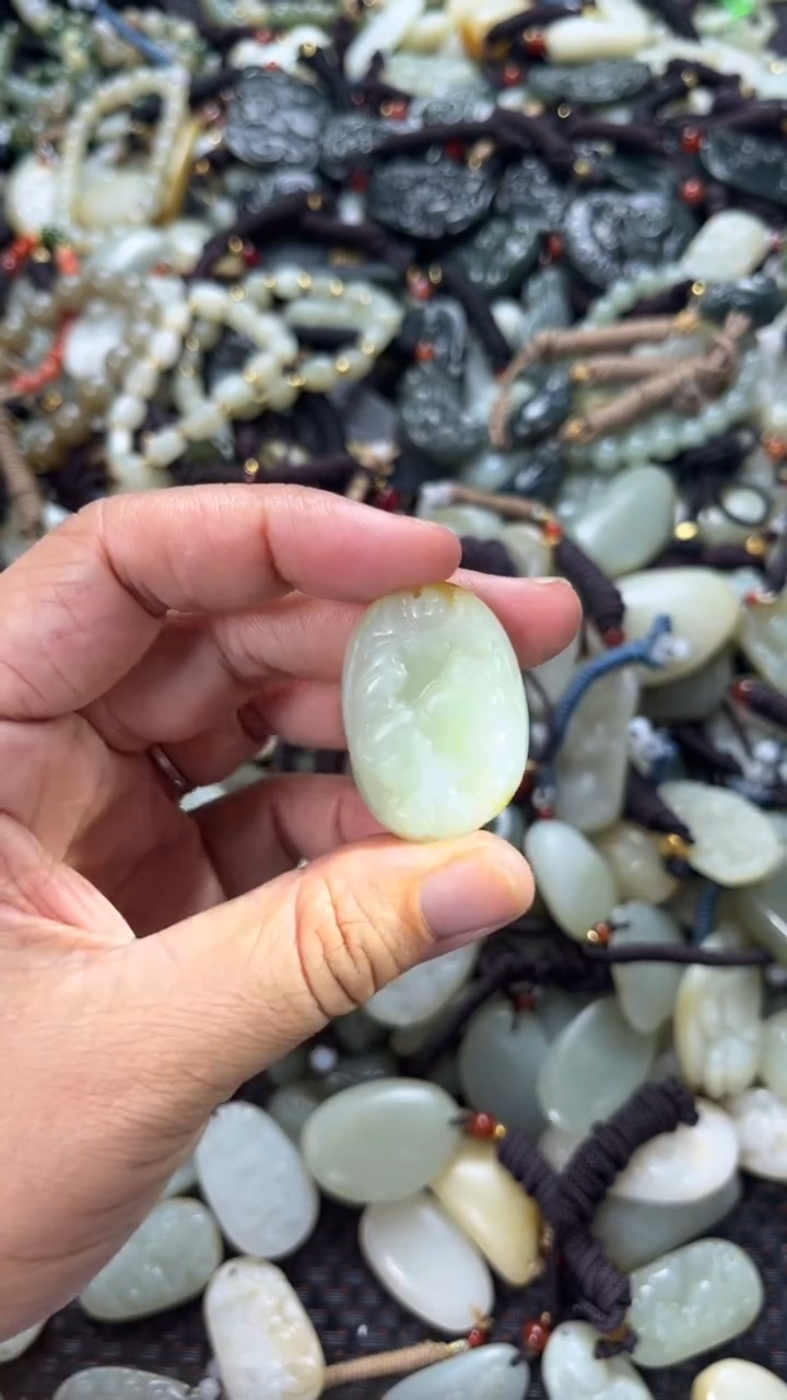 和田玉未镶嵌颈饰（多样性发一件）没有证书有瑕