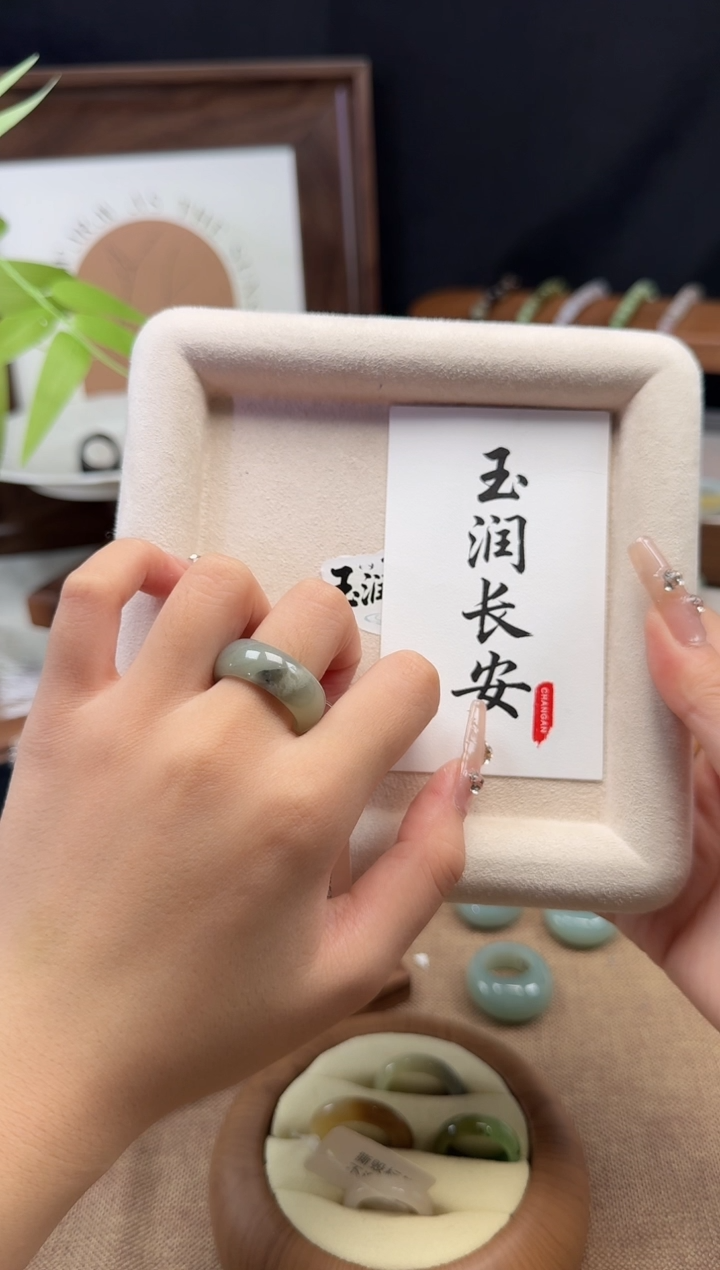 未镶嵌戒圈和田玉18内径拍前找主播过细节，福利品不退换
