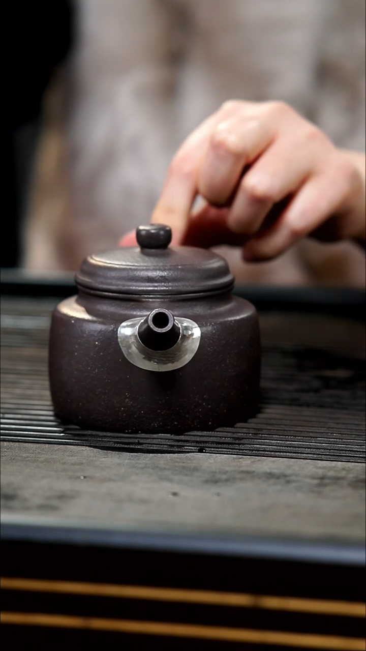 【闪购商品】紫砂茶壶微瑕全手壶口包银粗砂天青德钟