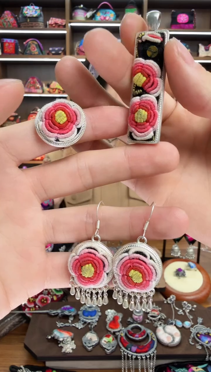 【闪购商品】织绣66蒙阿苏苗绣传承