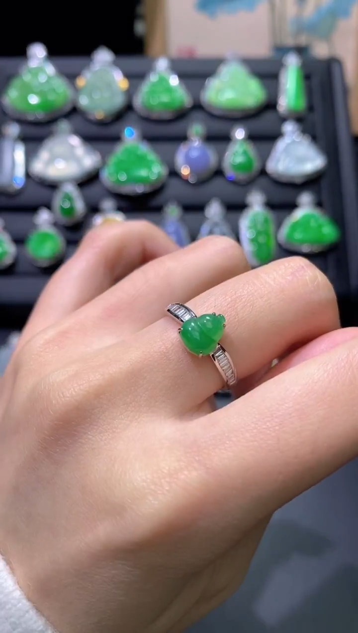 18K金镶嵌戒指翡翠葫芦