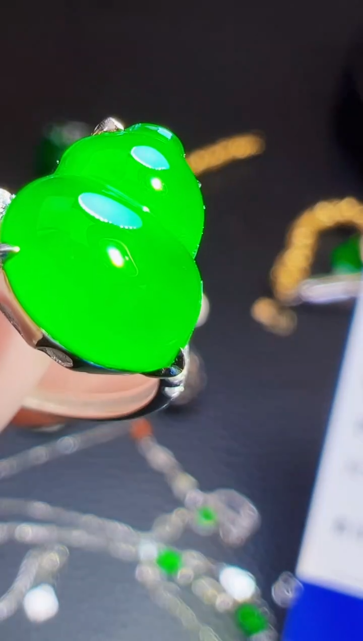 18K金镶嵌戒指翡翠你****酒翡翠