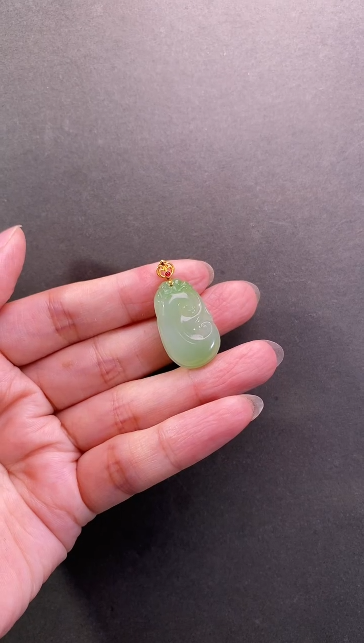和田玉18K金镶嵌颈饰白加绿如意吊坠
