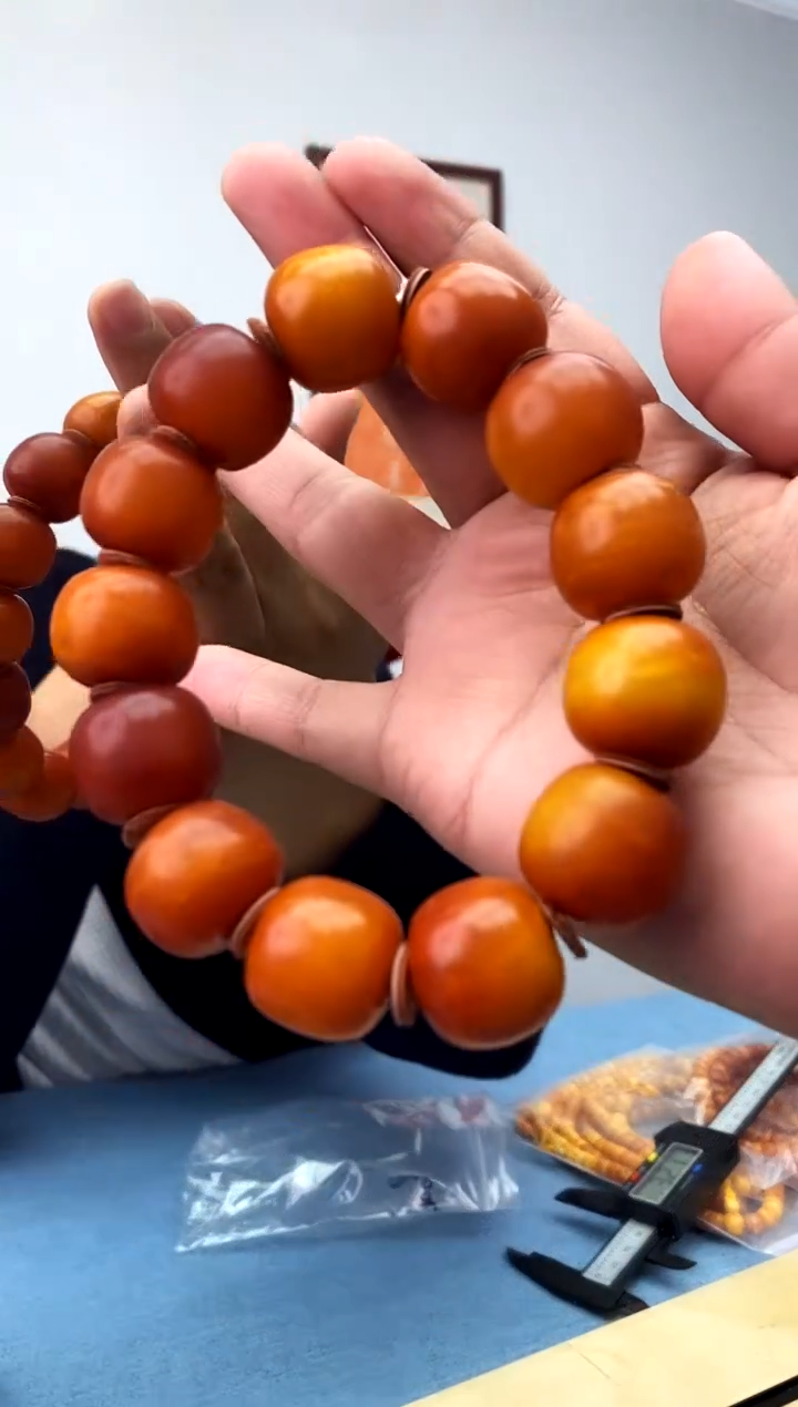 未镶嵌蜜蜡珠宝奇石假一罚十，微瑕发一件