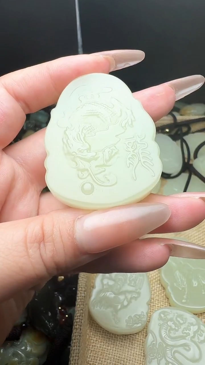 和田玉未镶嵌颈饰龙