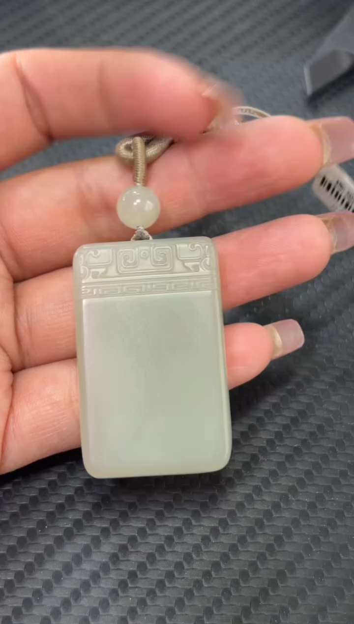 和田玉未镶嵌吊坠(赠链)且末微色差近矿吊坠