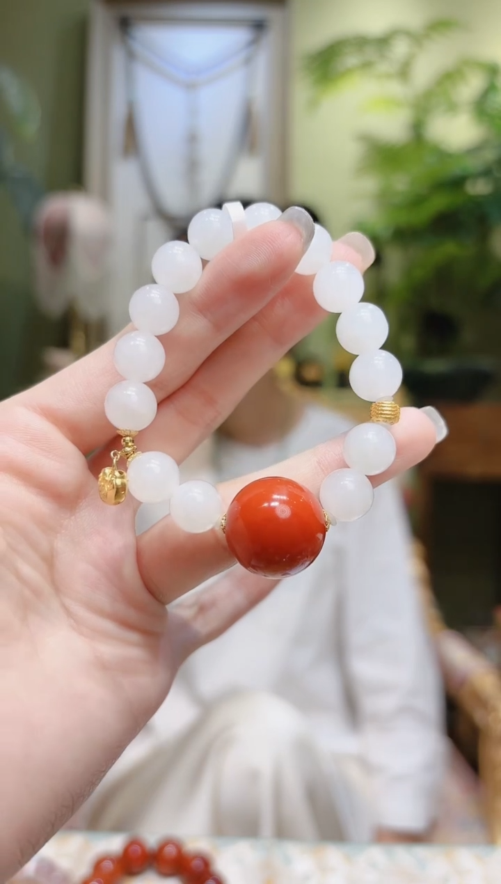 【闪购商品】和田玉手串18K金镶嵌南红顶珠和田玉手串