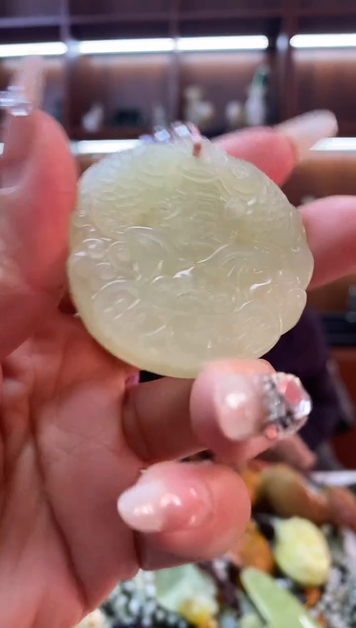 未镶嵌蛇纹石玉吊坠    