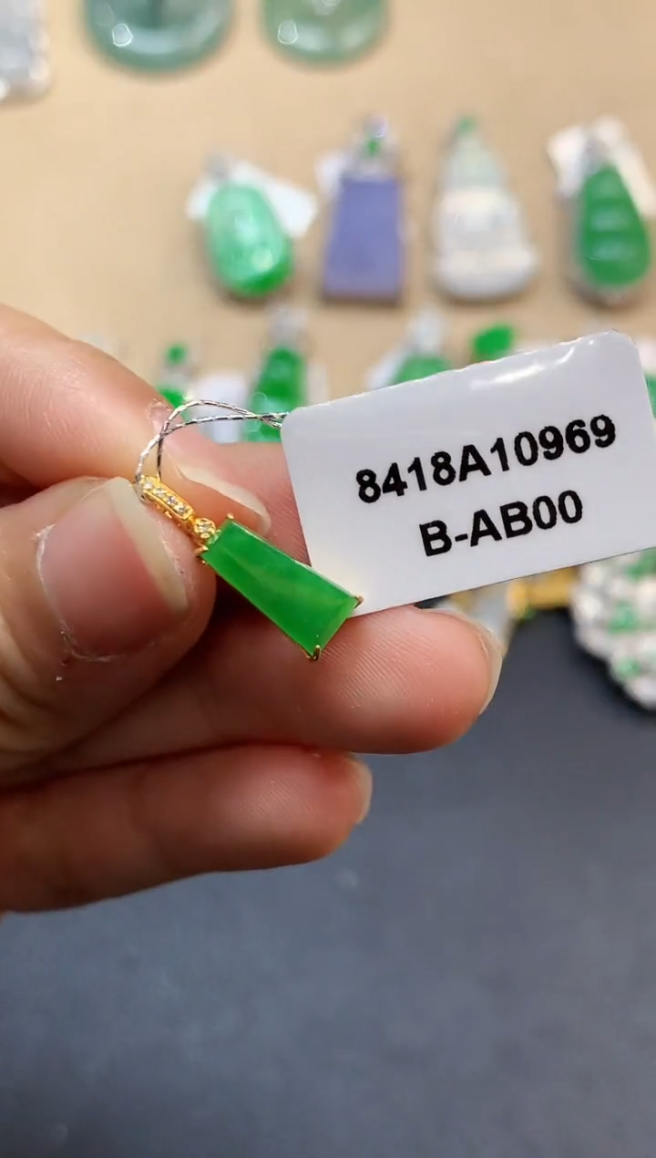 【闪购商品】翡翠吊坠(不含链)18K金镶嵌2050　　