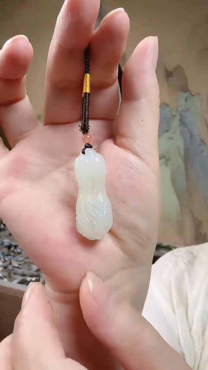 和田玉未镶嵌颈饰.