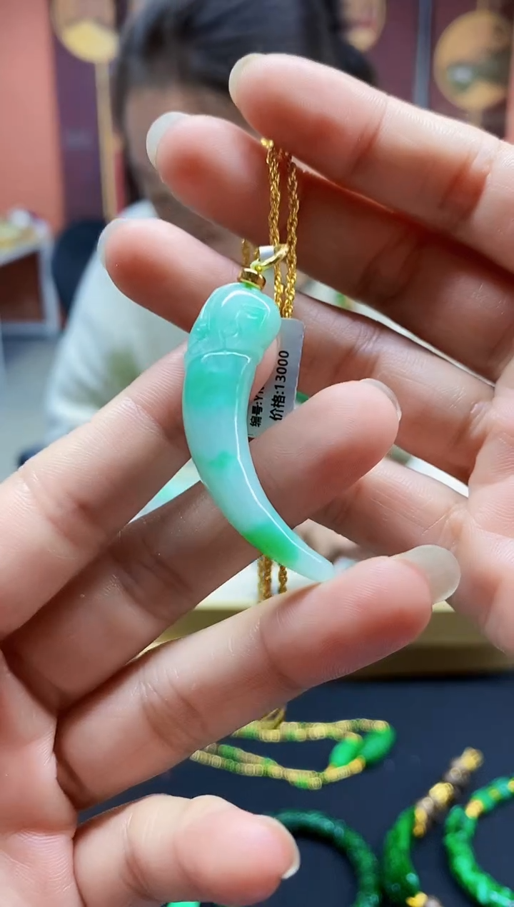 颈饰未镶嵌翡翠吊坠