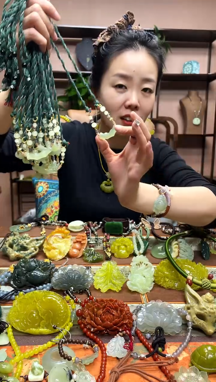 未镶嵌岫玉吊坠多样性发货发其中之一