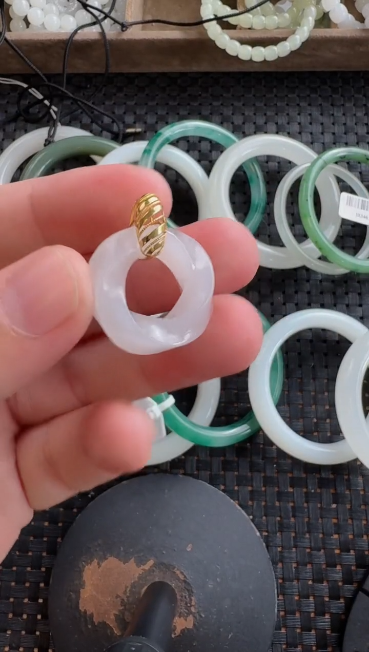 颈饰18K金镶嵌和田玉莫比乌斯环