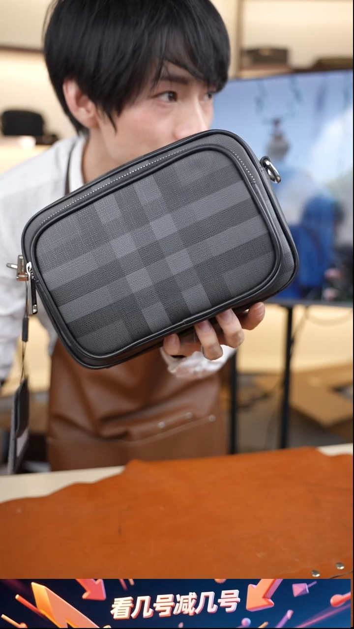 水牛剖层皮革斜挎包