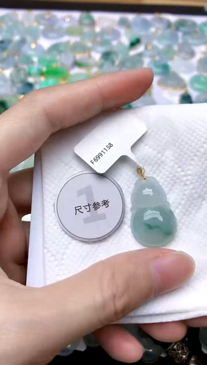 颈饰18K金镶嵌翡翠天然A货翡翠