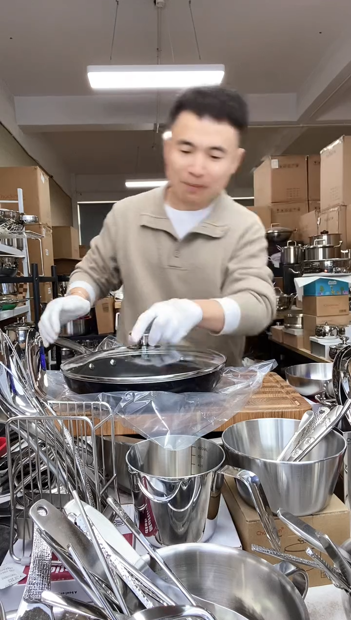 A13 微瑕卓德铭28cm不粘锅