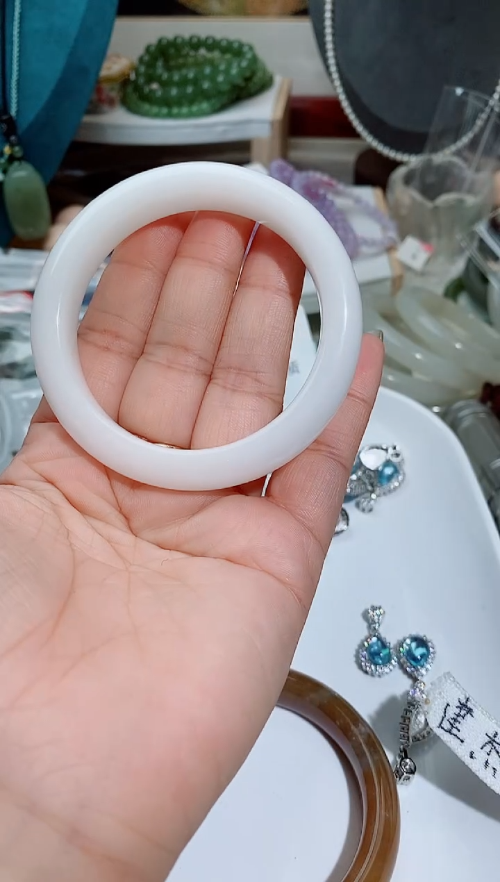 和田玉手镯未镶嵌余*150一个余生的