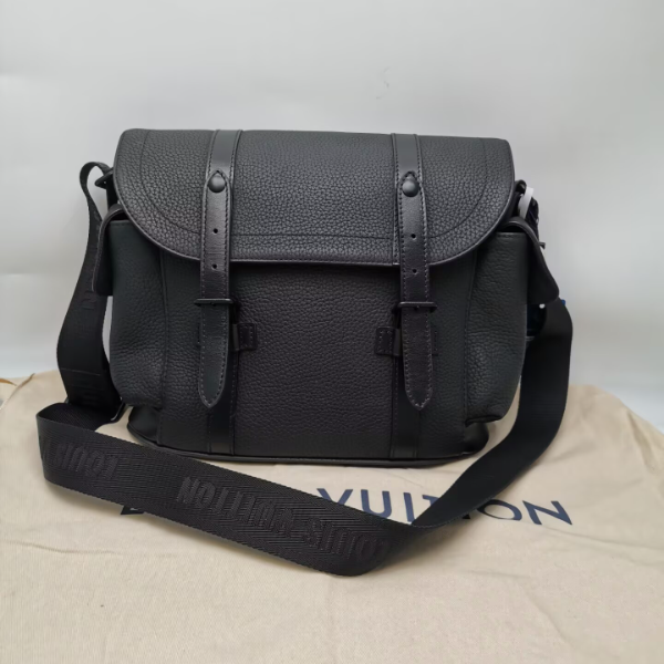 99新 LouisVuitton/路易威登 99新17104 LV全皮双扣剑桥邮差包