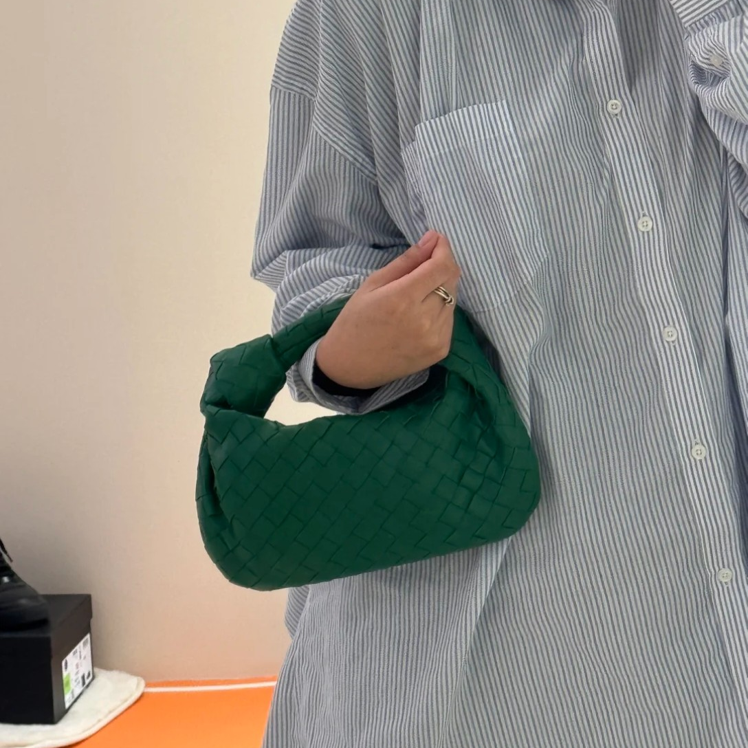 95新 BOTTEGA VENETA/葆蝶家 Jodie编织饺子包手拿包迷你深绿色