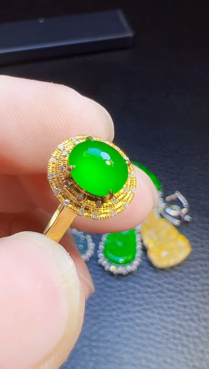 18k金镶嵌翡翠绿戒指（专属链接勿错拍）