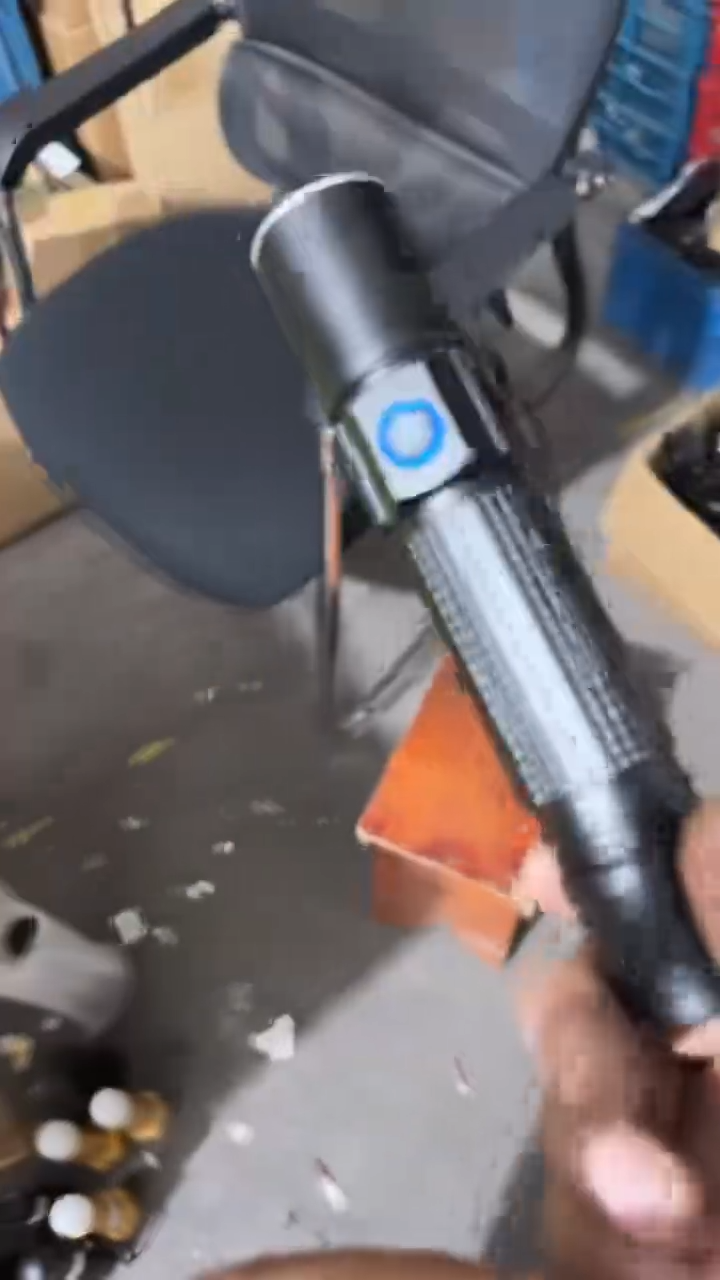 A777定焦T40手电带电池21700孤品有瑕疵