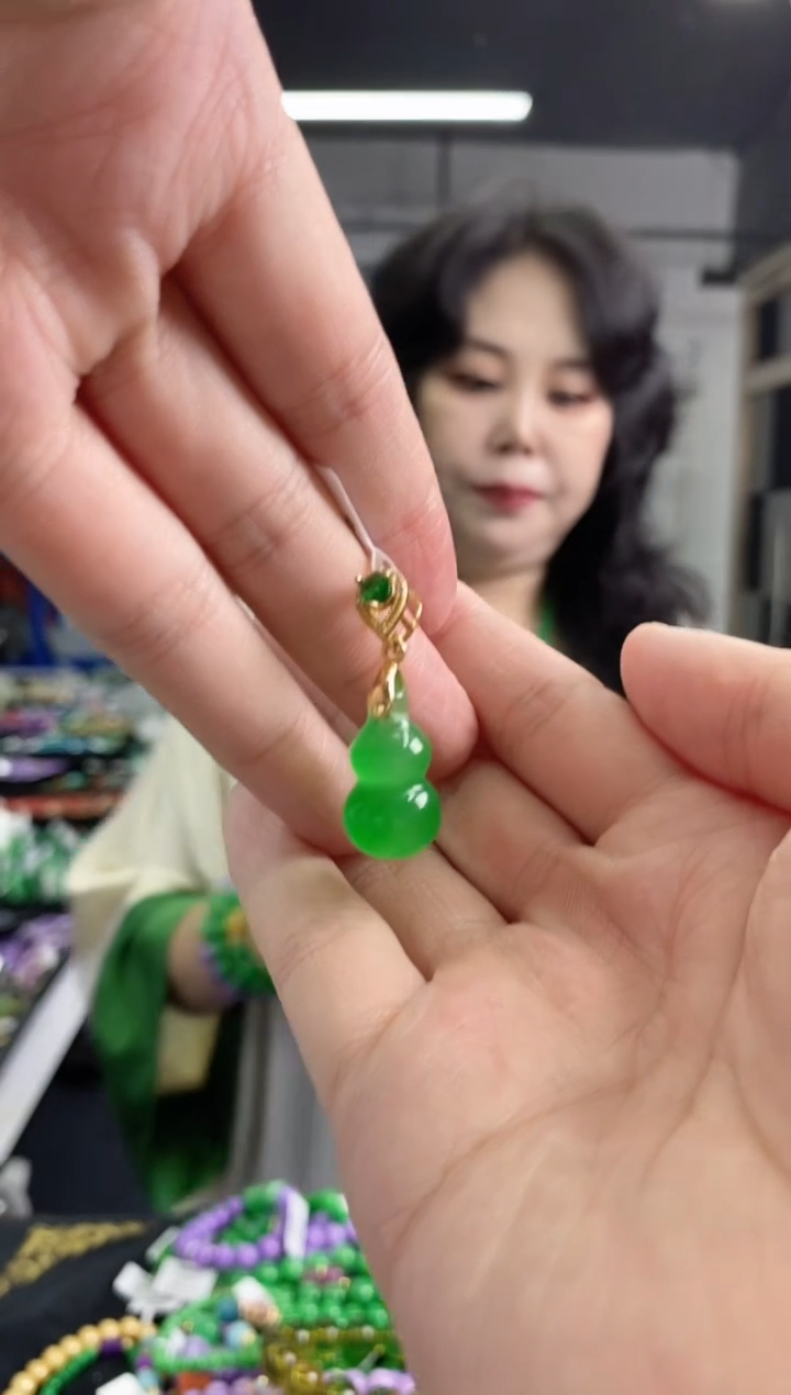 翡翠未镶嵌颈饰闪购链接未镶嵌多样性发其一，颜色微差