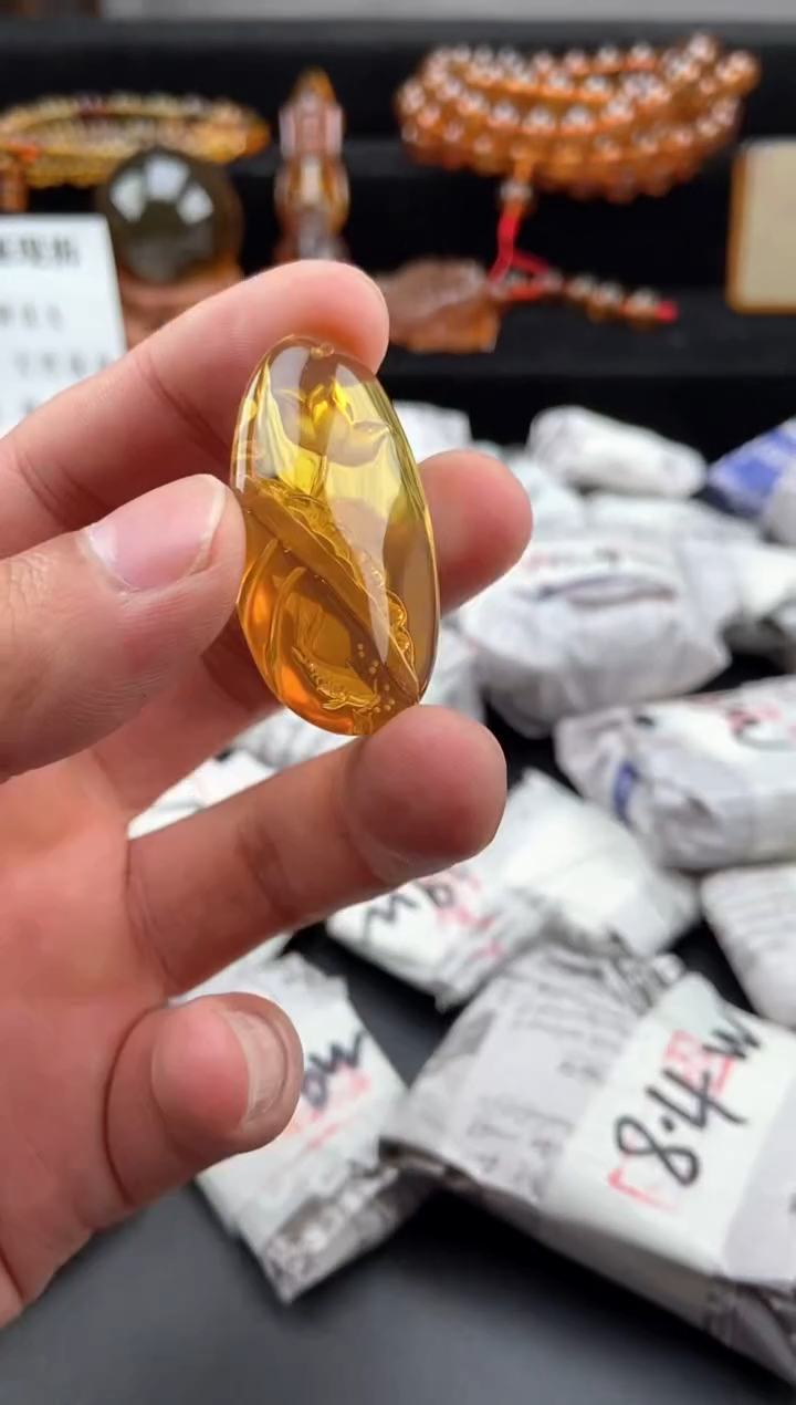 【闪购商品】琥珀颈饰未镶嵌金蓝珀连年有鱼吊坠