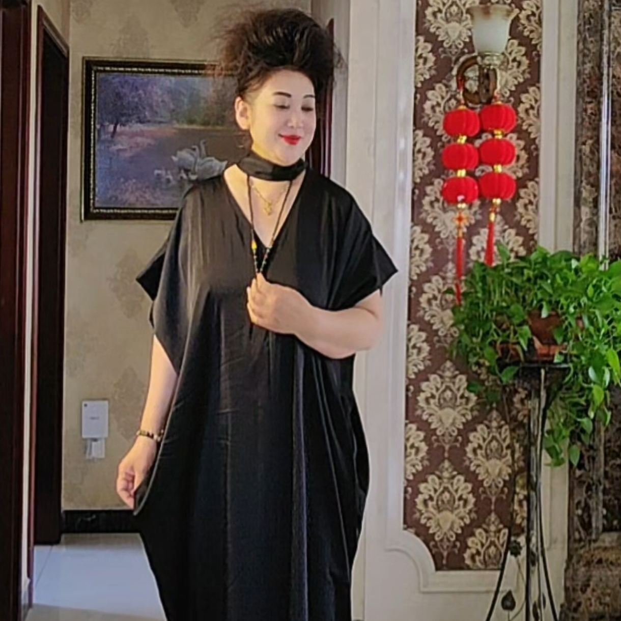 2025时尚夏季女款V领气质纯色连衣裙