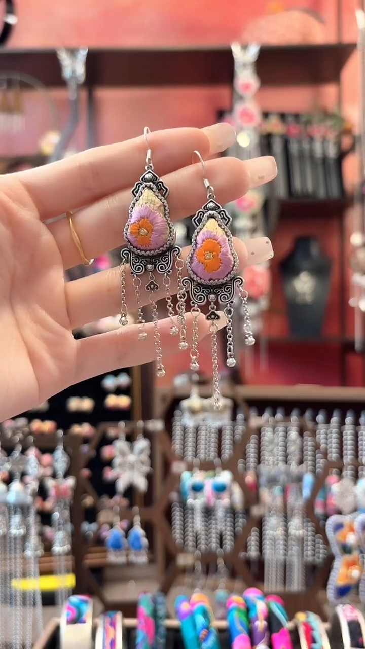 织绣云织谣民族风精美饰品  300