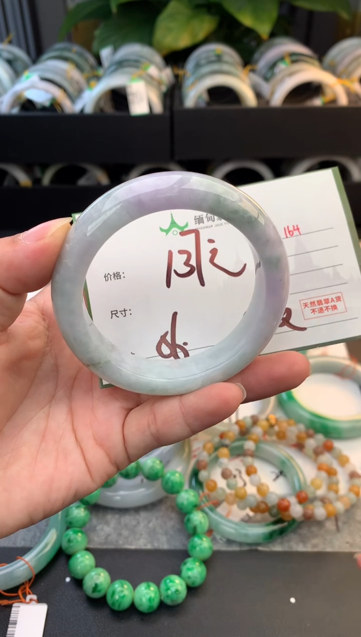 未镶嵌定制翡翠毛货需精细抛光+多人