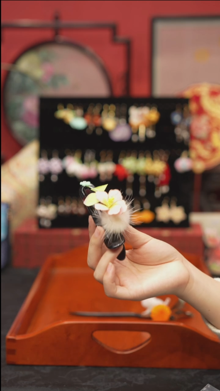 刺绣非遗手工绒花饰品